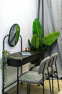 Modern Studio l King Bed & Work Corner