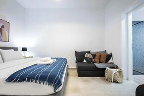 Modern Studio l King Bed & Work Corner