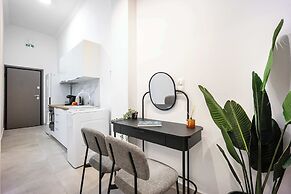 Modern Studio l King Bed & Work Corner
