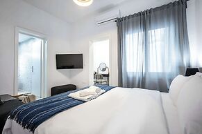 Modern Studio l King Bed & Work Corner