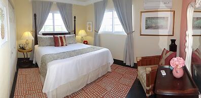 Rollezz Villas Beach Resort