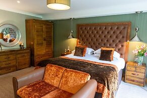 Craigmhor Lodge & Courtyard