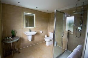 Craigmhor Lodge & Courtyard