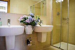 Craigmhor Lodge & Courtyard