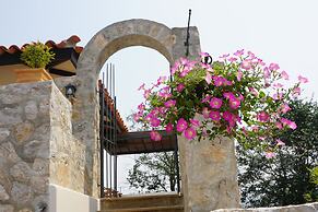 Mela Garden Retreat Cottage