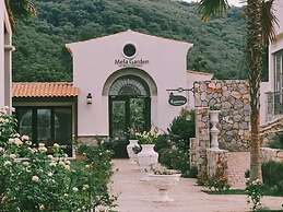 Mela Garden Retreat Cottage