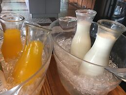 Mela Garden Retreat Cottage