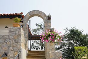 Mela Garden Retreat Cottage