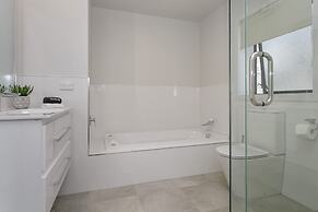 Acacia Lake View Motel