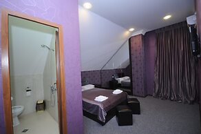 Hotel 7 Rooms