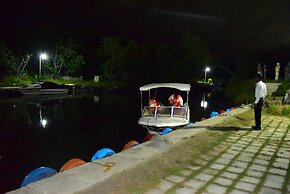 Guruge King's Island Resort