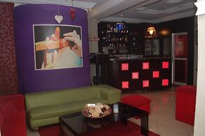 Dcove Hotel & Suites