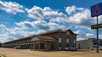 Motel 6 Dyersburg, TN