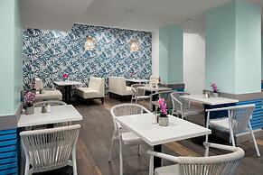 Courtyard by Marriott Nassau Downtown/Junkanoo Beach