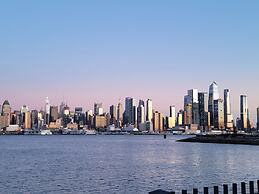 Courtyard by Marriott Edgewater NYC Area