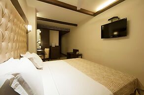 Metropolis Tourist Home