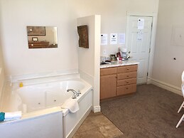Hermann Crown Suites