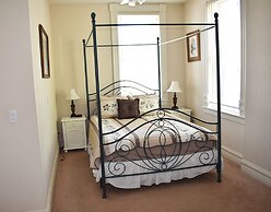 Hermann Crown Suites