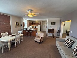 Hermann Crown Suites