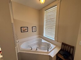 Hermann Crown Suites