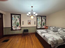Hermann Crown Suites