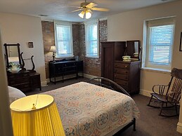 Hermann Crown Suites