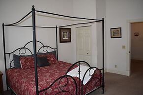 Hermann Crown Suites