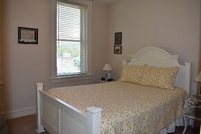 Hermann Crown Suites