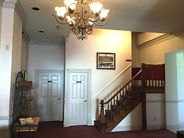 Hermann Crown Suites