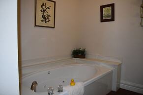 Hermann Crown Suites