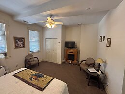 Hermann Crown Suites