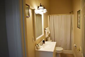 Hermann Crown Suites