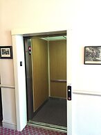 Hermann Crown Suites
