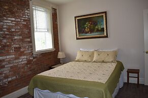 Hermann Crown Suites