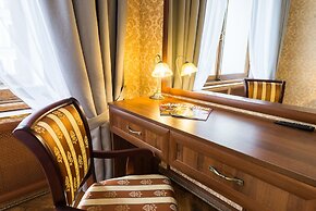 Solo Panorama Palace Square