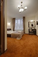 Solo Panorama Palace Square