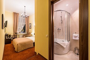 Solo Panorama Palace Square