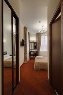 Solo Panorama Palace Square