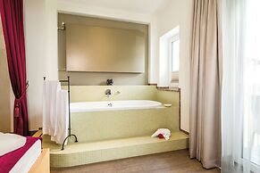 Villa Ludwig Suite Hotel & Chalet