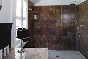 The Platinum Pebble Boutique Inn - Adults Only