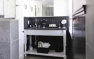 The Platinum Pebble Boutique Inn - Adults Only