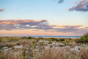 Drifting Sands Oceanfront Hotel