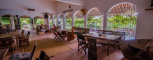 Distant Relatives Ecolodge & Backpackers