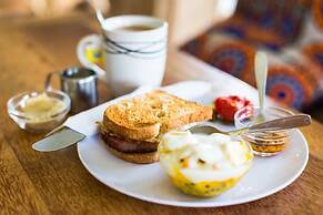 Distant Relatives Ecolodge & Backpackers