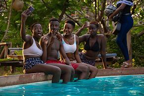 Distant Relatives Ecolodge & Backpackers