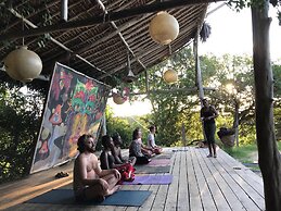 Distant Relatives Ecolodge & Backpackers