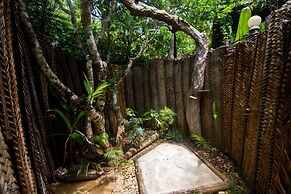 Distant Relatives Ecolodge & Backpackers