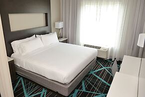 Holiday Inn Express & Suites Charlotte Airport by IHG