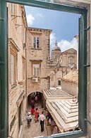 Arty Old Town Apartments by Irundo