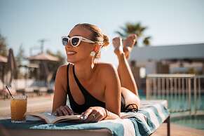 Lambis Studios & Apartments